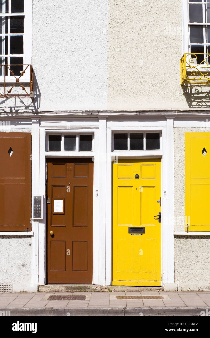 Farbige Haustüren und Rollläden auf einer Straße in Oxford, Großbritannien Stockfoto