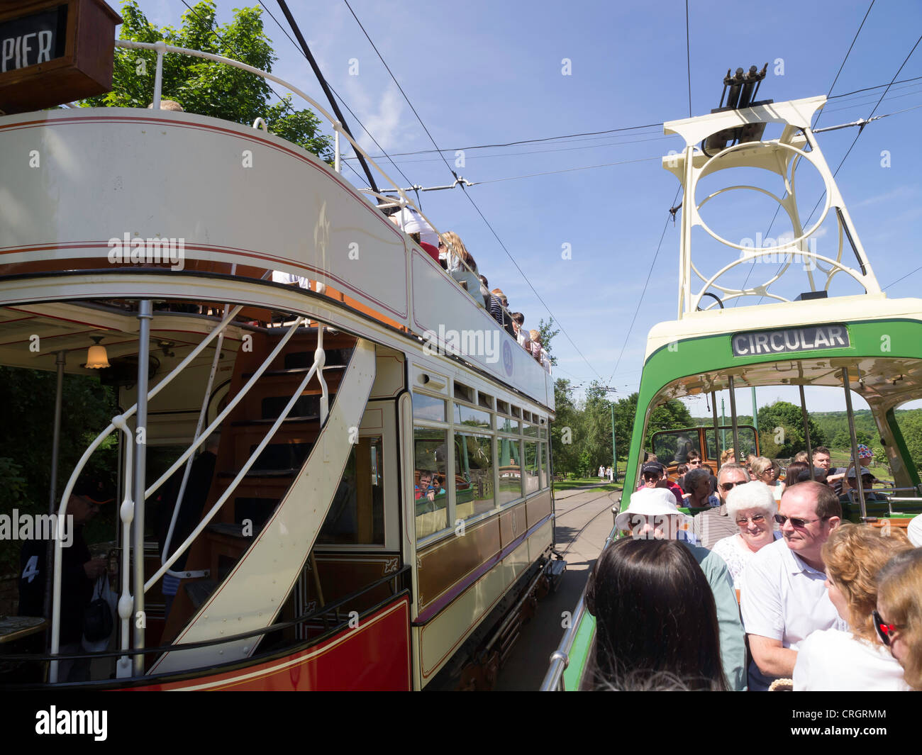 Zwei restaurierte Blackpool Straßenbahn treffen sich in einer Crossover-Schleife Beamish Museum of Northern Life Stockfoto