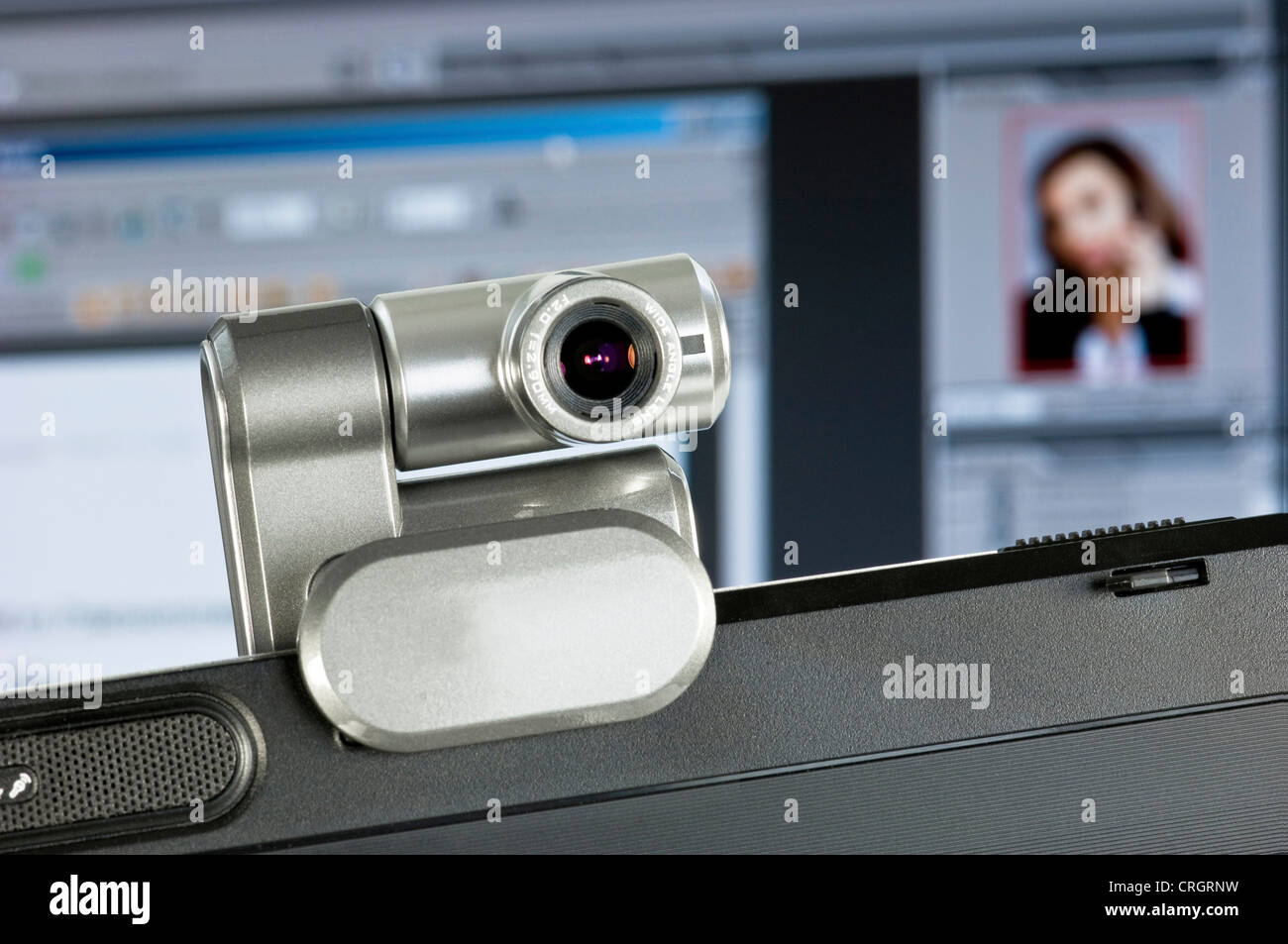 Webcam installiert auf Computer-Monitor, Screenshot mit Portrait einer Frau im Hintergrund Stockfoto