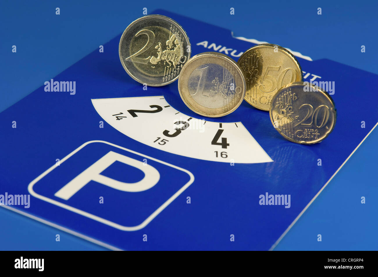 Parkscheibe mit Münzen des Euro und Euro-Cent Stockfoto
