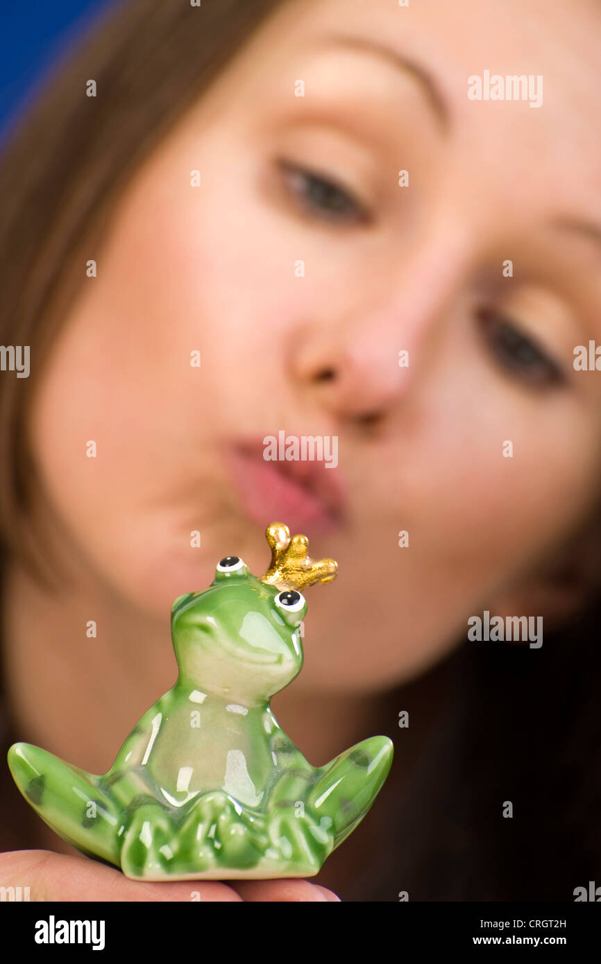 Frau will ein Froschkönig küssen Stockfoto