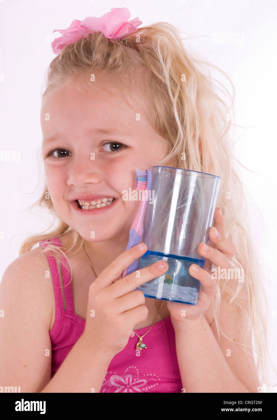 Mädchen, 6 Jahre, mit Zahnpaste Stockfoto
