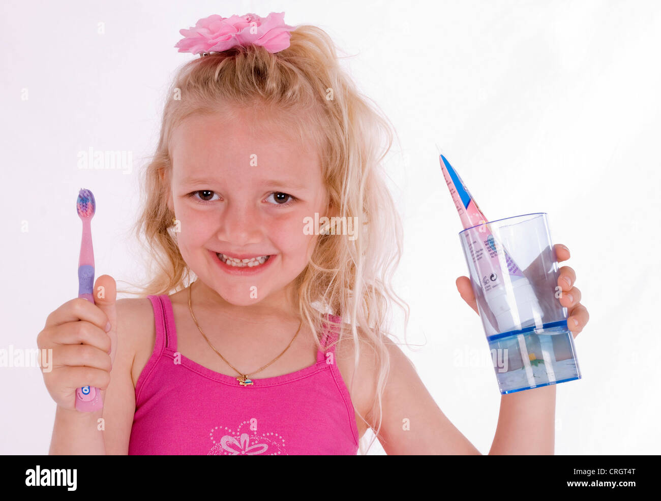 Mädchen, 6 Jahre, mit Zahnpaste Stockfoto