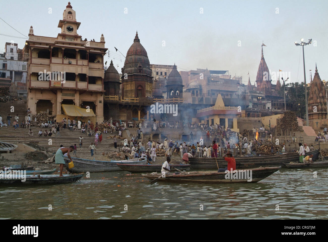 Das Manikarnika Feuerbestattung Ghat am Fluss Ganges in Varanasi, Indien Stockfoto