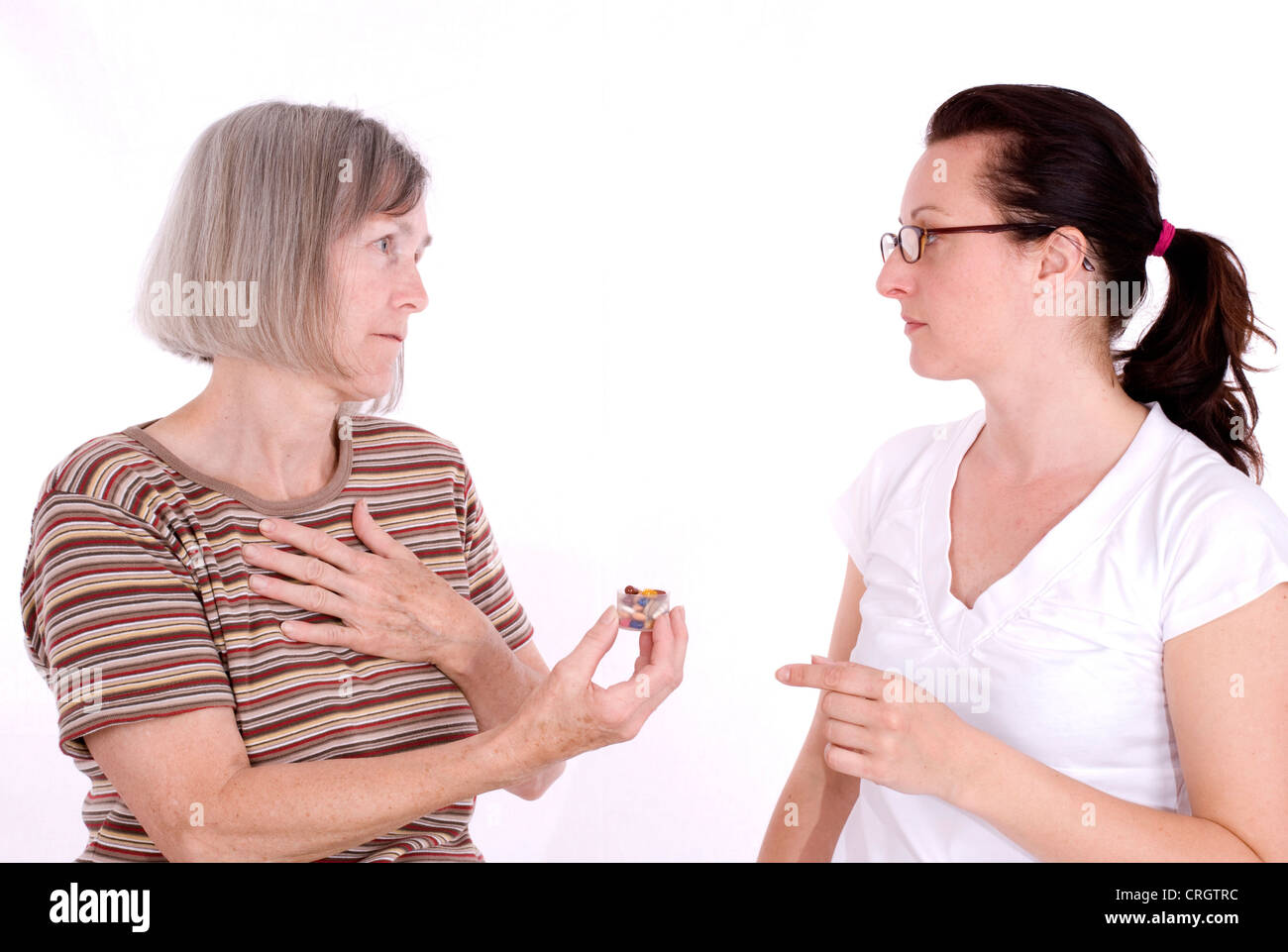 ältere Frau bekommt Pillen von älteren Menschen Brustschwester Stockfoto