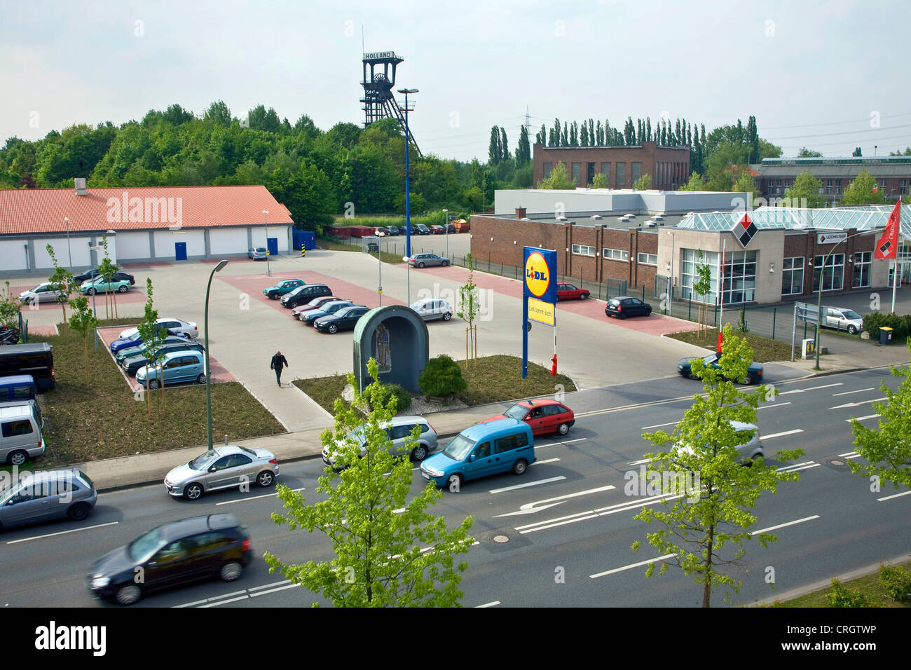 neues Gewerbegebiet in Bochum-Wattenscheid mit den Förderturm der ehemaligen Kohle mine Holland im Hintergrund, Bochum, Ruhrgebiet, Nordrhein-Westfalen, Deutschland Stockfoto