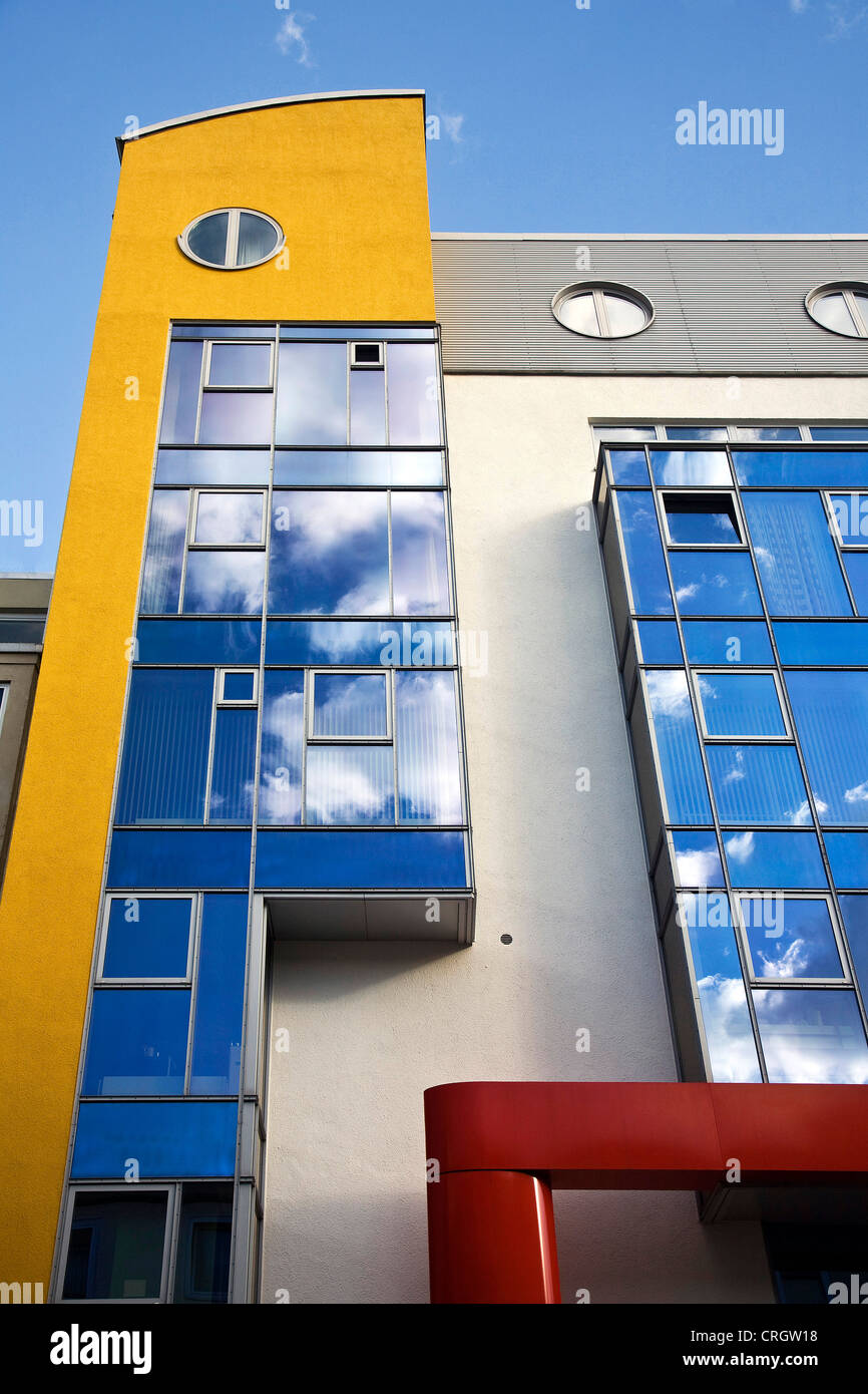 moderne Architektur in Dortmund Innenstadt, Wolken reflektiert in der Verkleidung, Dortmund, Ruhrgebiet, Nordrhein-Westfalen, Deutschland Stockfoto
