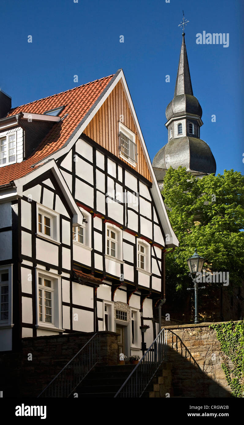 Zentrum von Niedersprockhoevel mit Zwiebel Turmspitzen Kirche, Sprockhoevel, Ruhrgebiet, Nordrhein-Westfalen, Deutschland Stockfoto