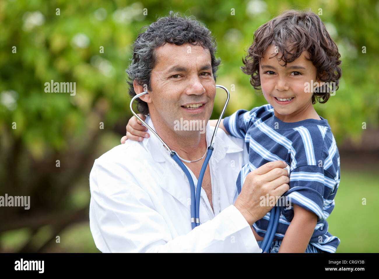 Hausarzt, stehend mit einem Kind Stockfoto
