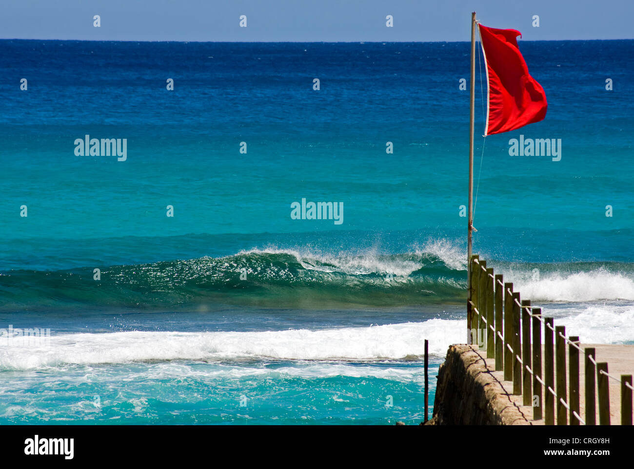 Rote Warnung Flagge an einem Strand Urlaub Stockfoto