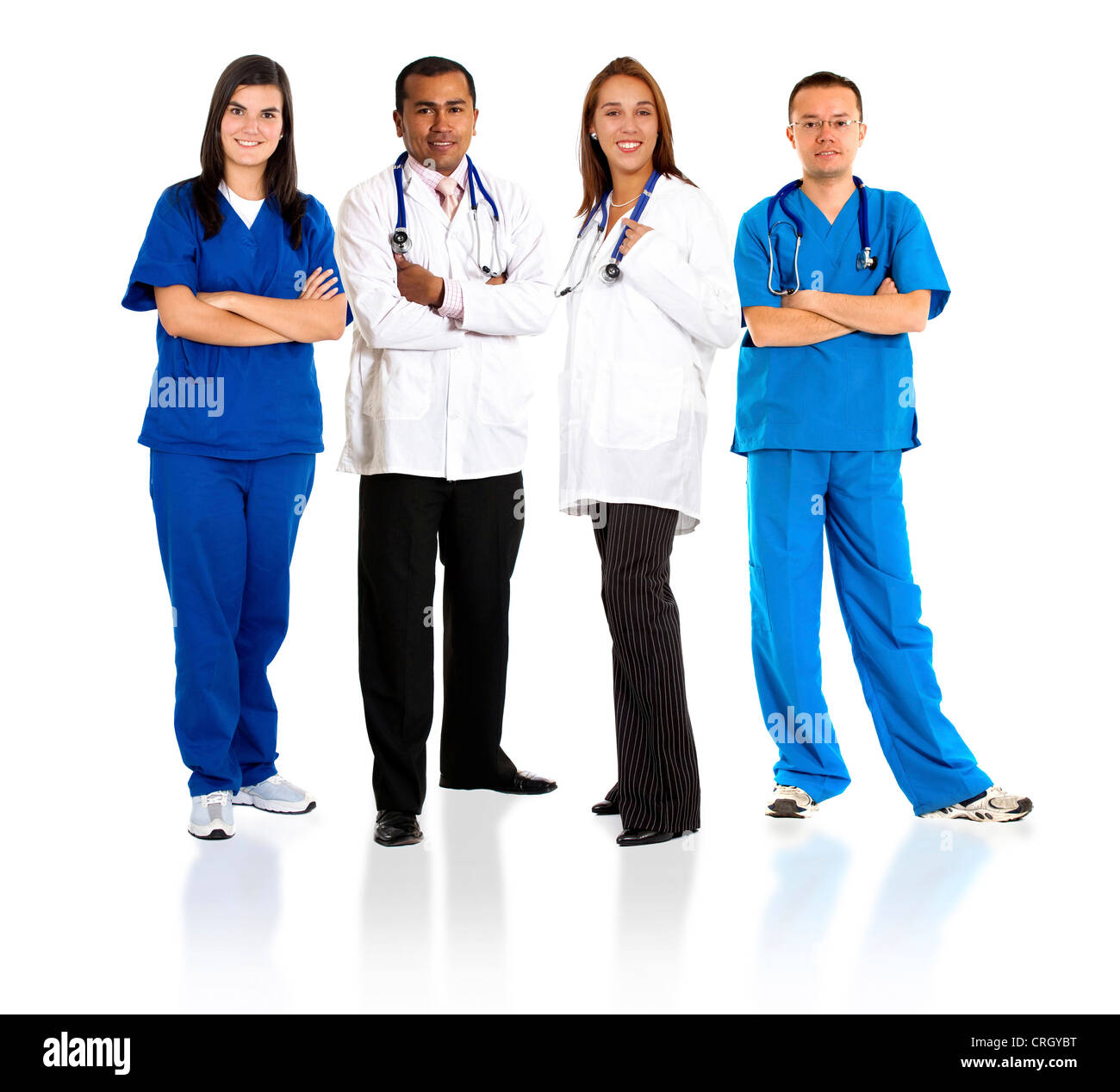 Gruppe von jungen Ärzten, zwei Männer und Frauen stehen mit verschränkten Armen und Stethoskope Stockfoto