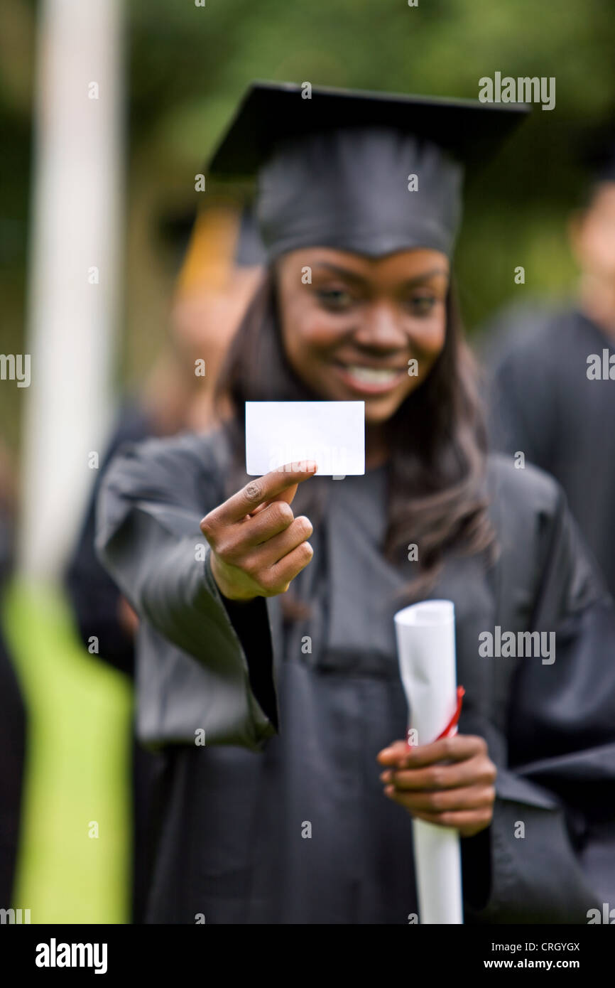 Graduate Frau eine Visitenkarte anzeigen Stockfoto