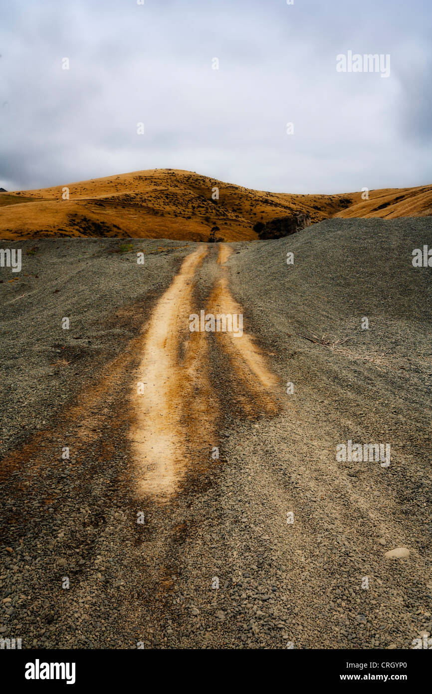 Ein Feldweg in einer dunklen und stimmungsvolle Landschaft Stockfoto
