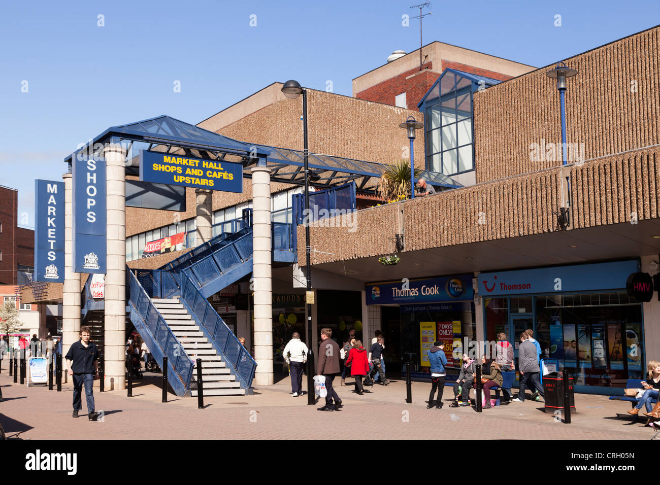 Menschen, die zu Fuß in das zentrale Einkaufsviertel von Barnsley, South Yorkshire. Stockfoto