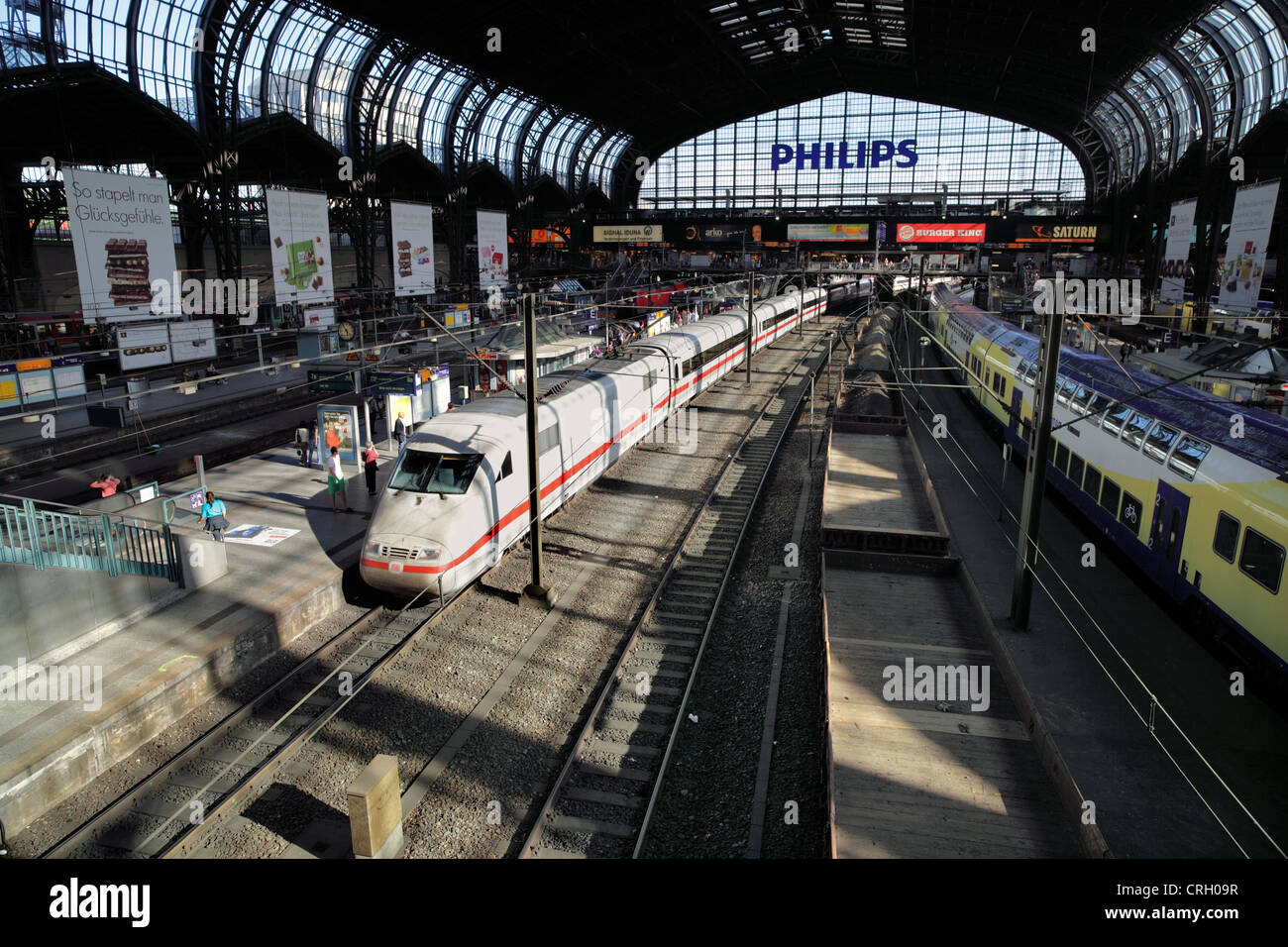 Eine Inter City Express (ICE) Zug Ankunft am Hamburger Hauptbahnhof, Deutschland. Stockfoto