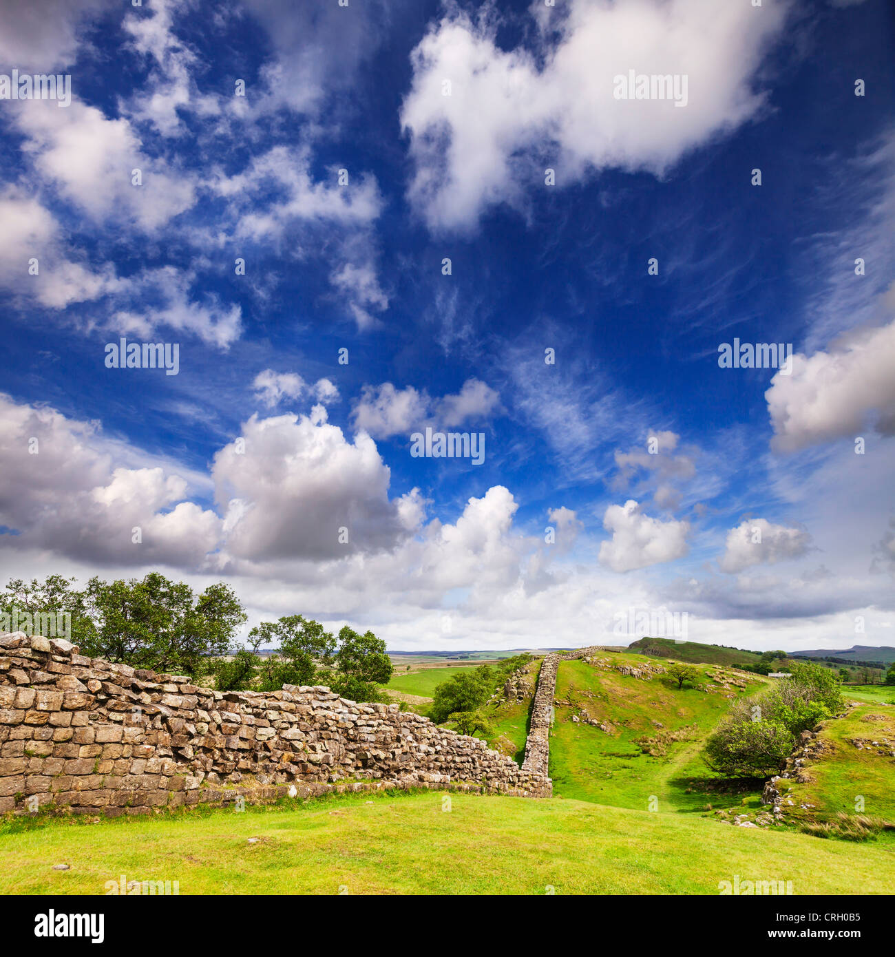 Der Hadrianswall unter einem dramatischen Himmel auf Walltown Klippen, Northumberland, England. Stockfoto