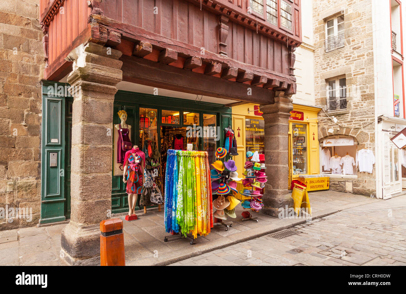 Kaufen Sie in Dinan, Bretagne, Frankreich ein, mit einem Outdoor-Display von Mützen und Schals. Stockfoto