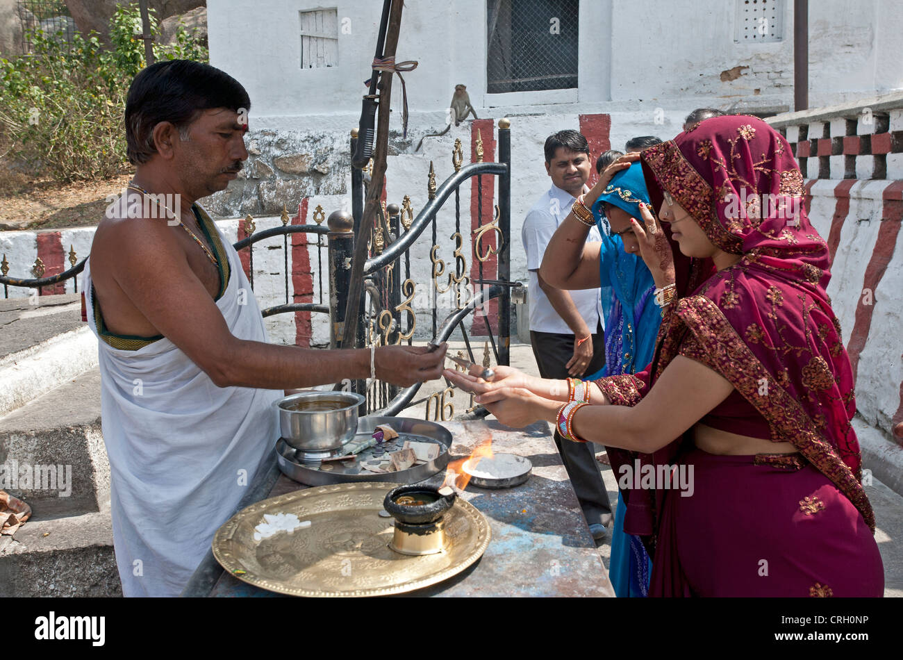 Hindu Priester segnet eine Frau mit heiligem Wasser. Mysore. Indien Stockfoto