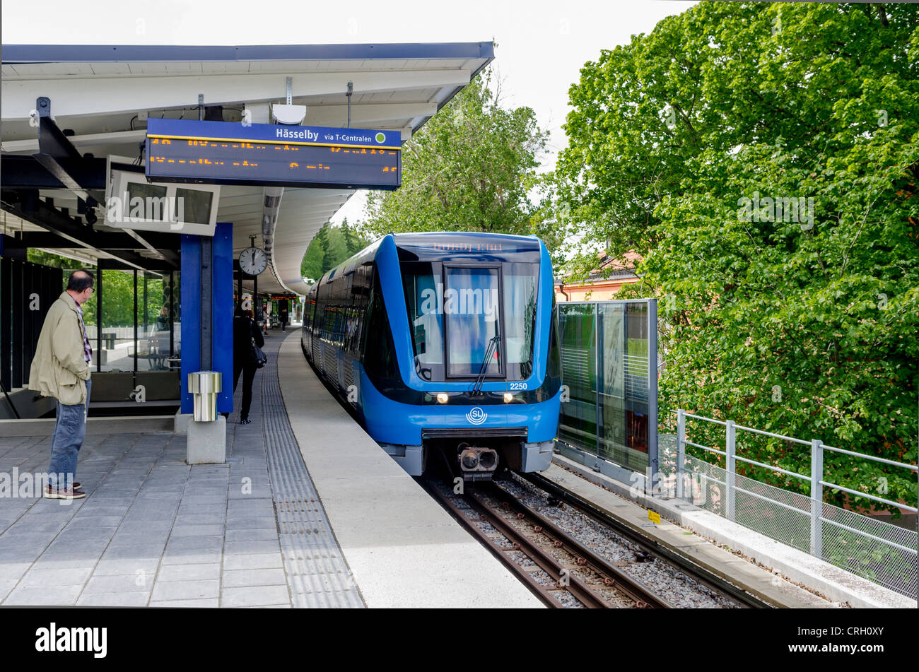 Zug hält an svedmyra Bahnhof, Stockholm Stockfoto