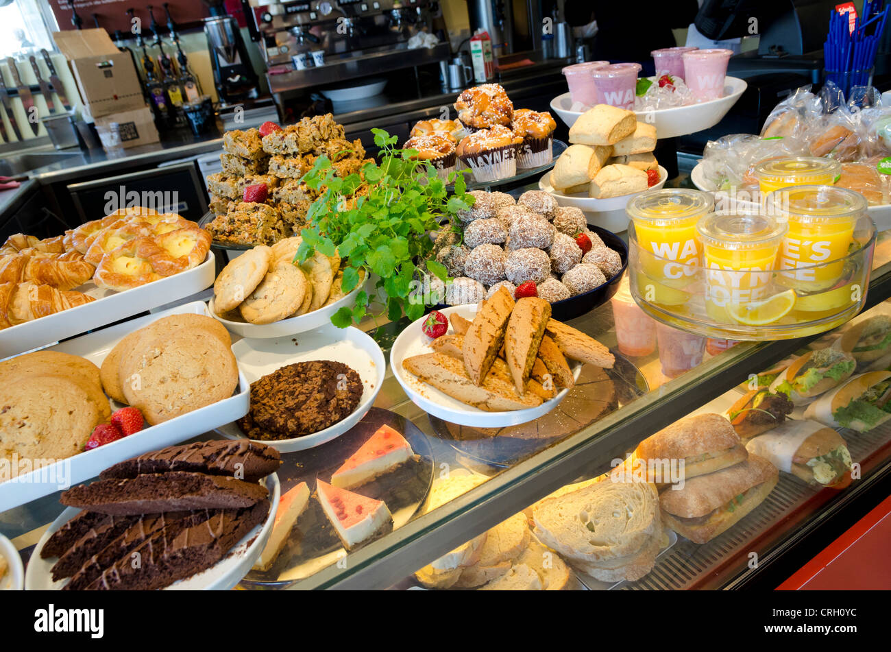 Snacks und Kuchen an Wayne es Coffee-Shop - eine Kette von berühmten schwedischen Cafés, Stockholm Stockfoto
