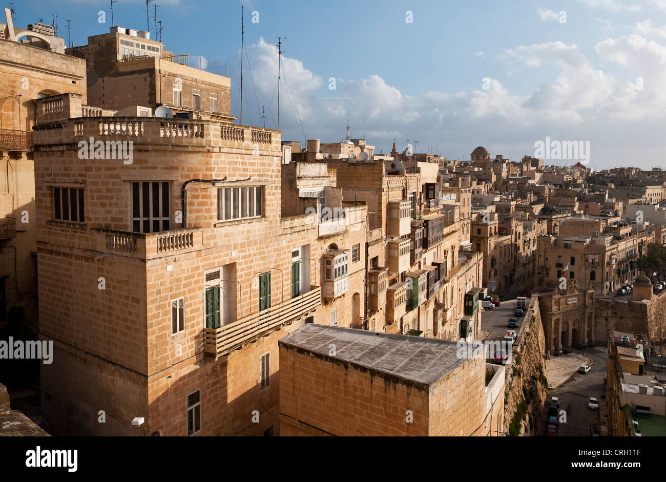 Ein Blick über die Stadt in Valletta, Malta, von den oberen Barrakka Gärten, zeigt die typischen geschlossenen Galerien oder Balkone (gallarija) Stockfoto