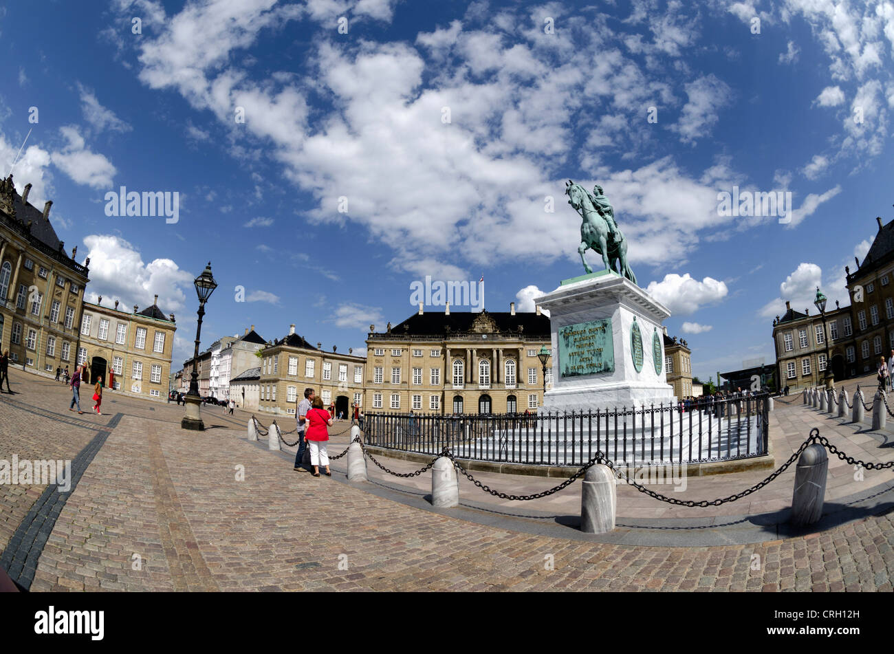 Königlicher Palast, Kopenhagen, Dänemark mit Statue von König Frederik V Stockfoto