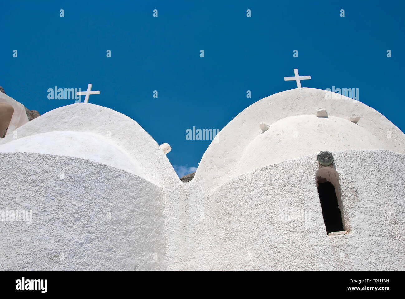 Die Twin-Kuppeln einer mittelalterlichen griechischen Kapelle in Santorini Griechenland Stockfoto
