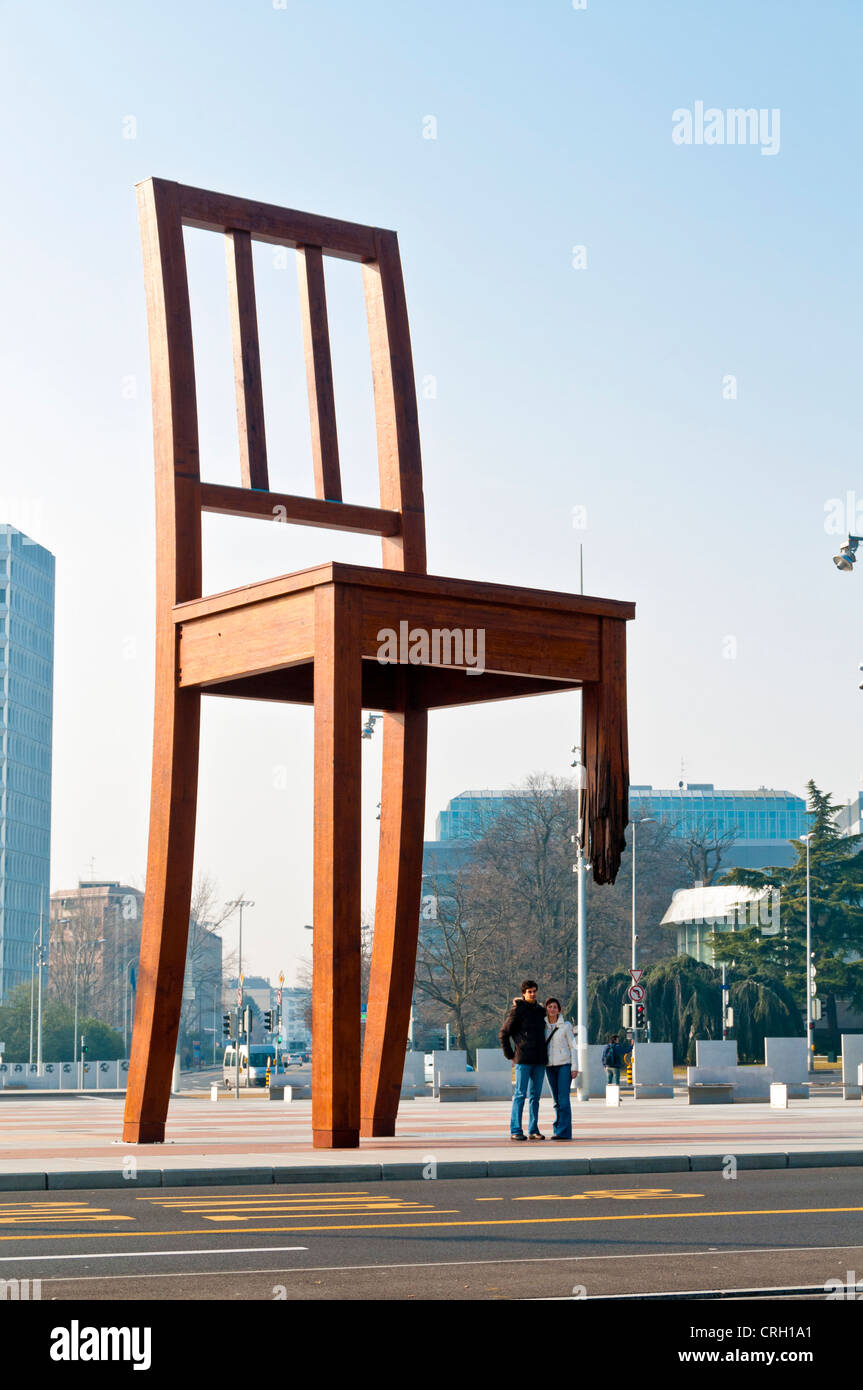 Kaputter Stuhl für moderne Kunst Skulptur in Place des Nations, Genf, Schweiz Stockfoto
