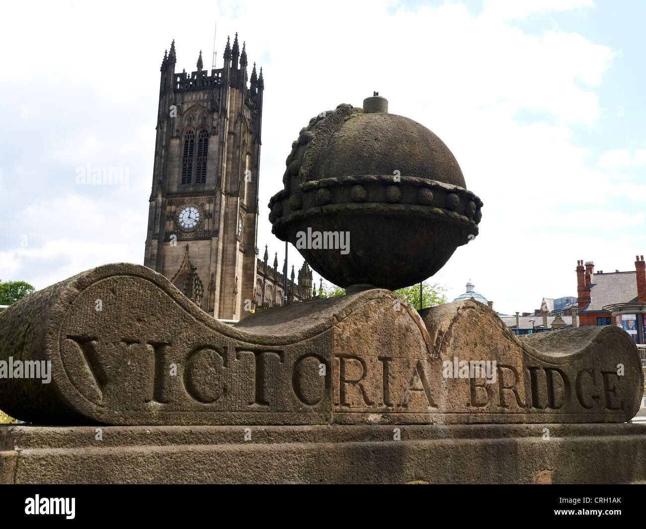 Manchester Kathedrale aus Victoria Bridge Manchester UK Stockfoto