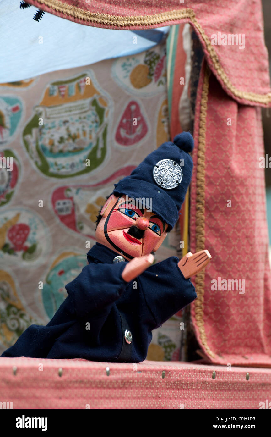 Polizist in Punch and Judy show Stockfoto