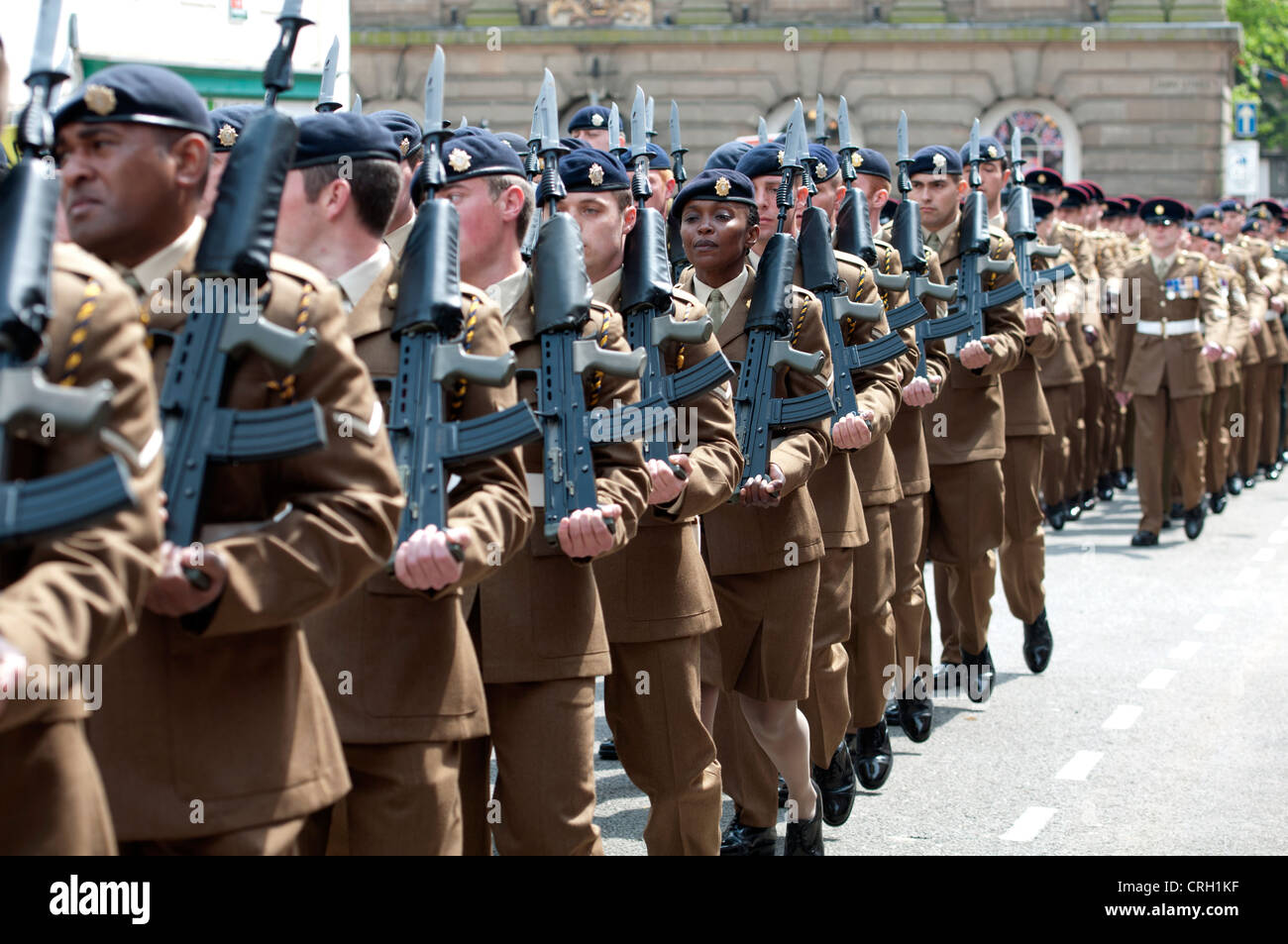 Soldaten marschieren mit festen Bajonette in Warwick Stadtzentrum Stockfoto