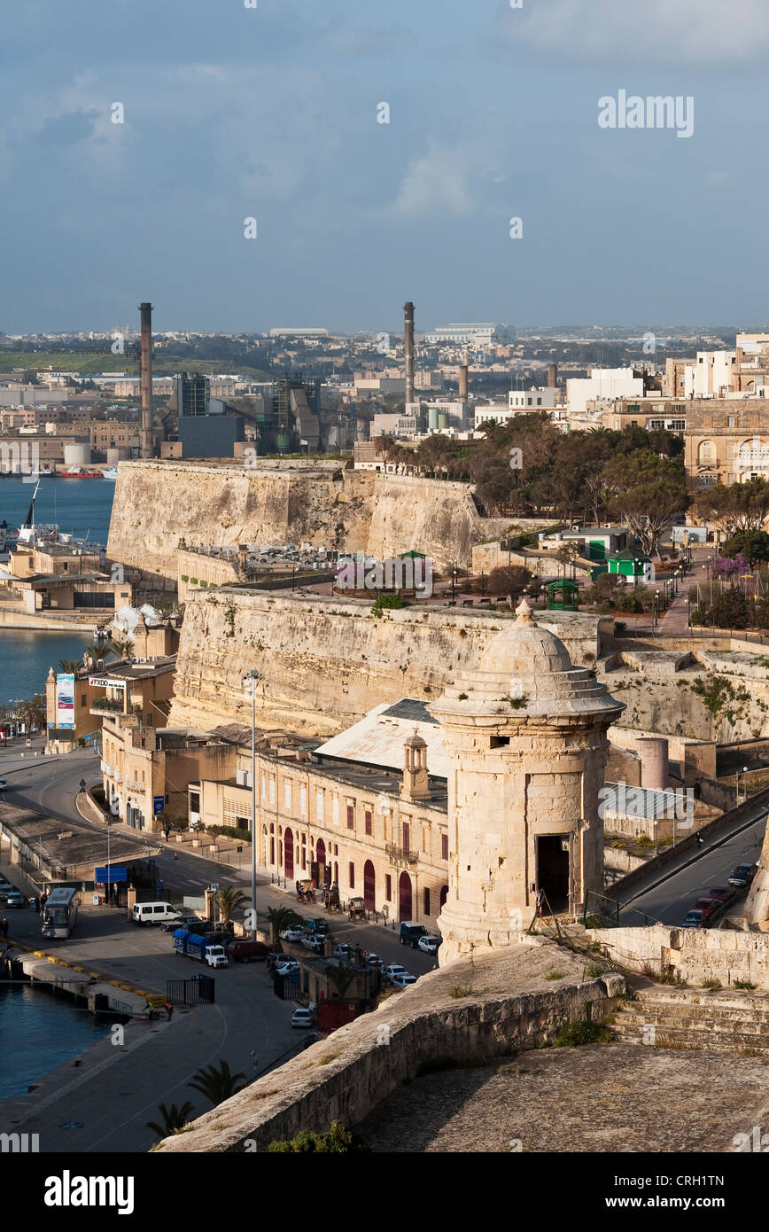 Blick auf die Stadtmauer von Valletta von den Upper Barrakka Gardens, Malta Stockfoto