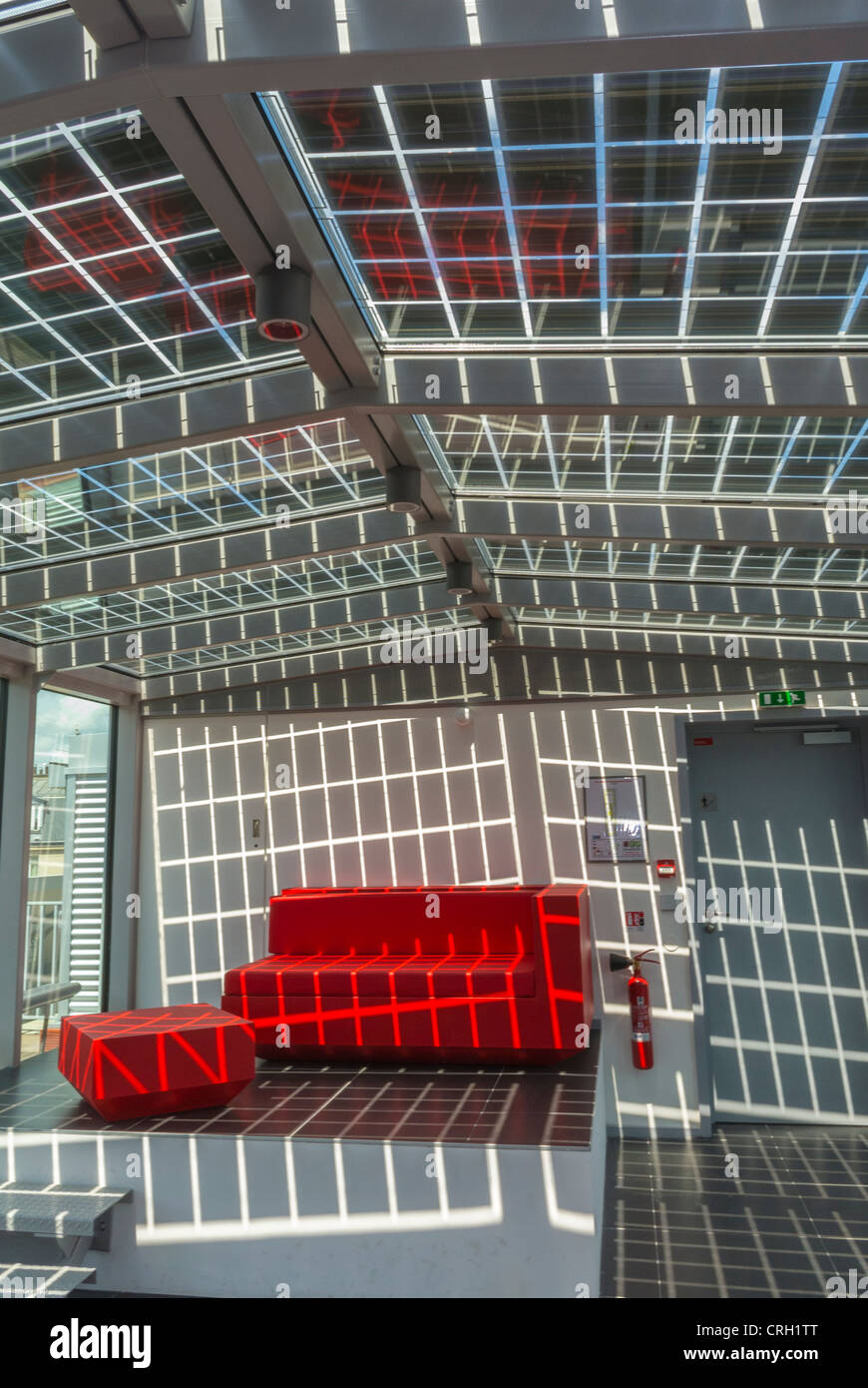 Paris, Frankreich, Glasdecke, Sonnenkollektoren, innen, grünes Bürogebäude, Projekt „Green One – ZAC Pajol“ Stockfoto