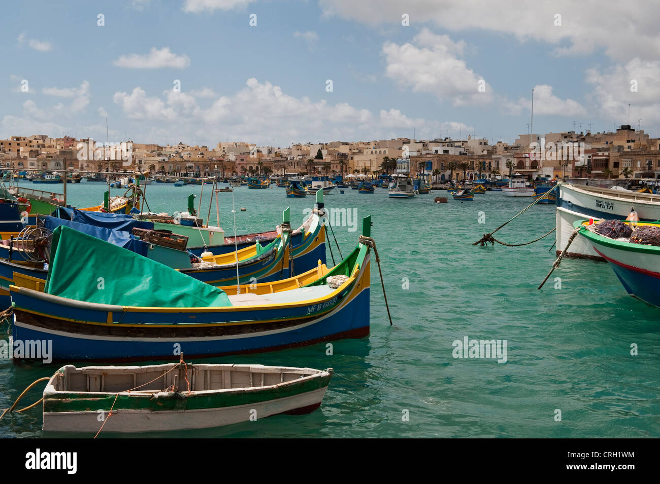 Traditionelle maltesische Fischerboote (luzzu) liegen im Hafen im ruhigen Fischerdorf Marsaxlokk, Malta Stockfoto