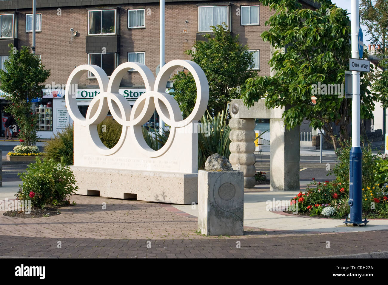 Stein Scupture von ineinander verschlungenen Olympischen Ringe In King Street, Weymouth, Dorset, Großbritannien Stockfoto