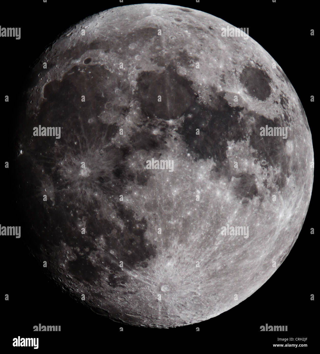 Mond-Nahaufnahme zeigt die Details der Mondoberfläche. Stockfoto