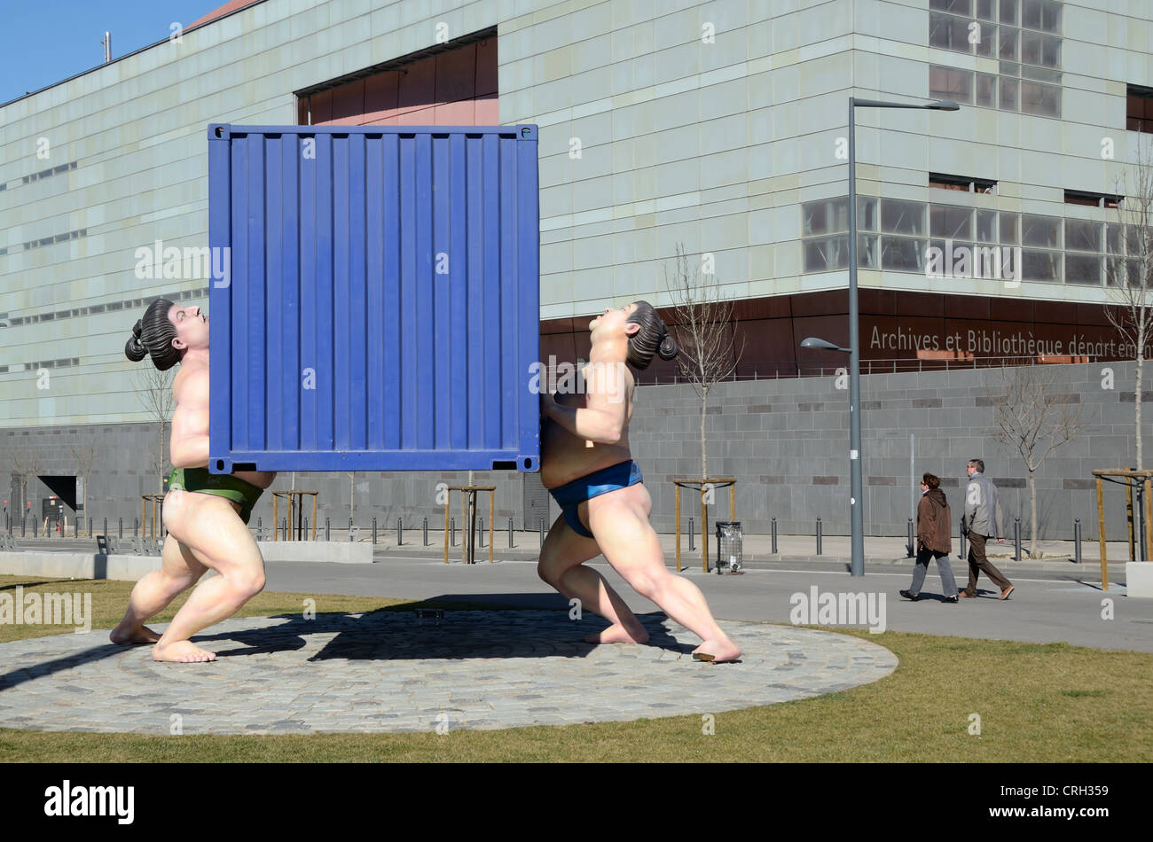 Skulptur im öffentlichen Raum der Versandbehälter von Sumo Ringer Euroméditerranée Bezirk Marseille oder Marseille France aufgehoben Stockfoto