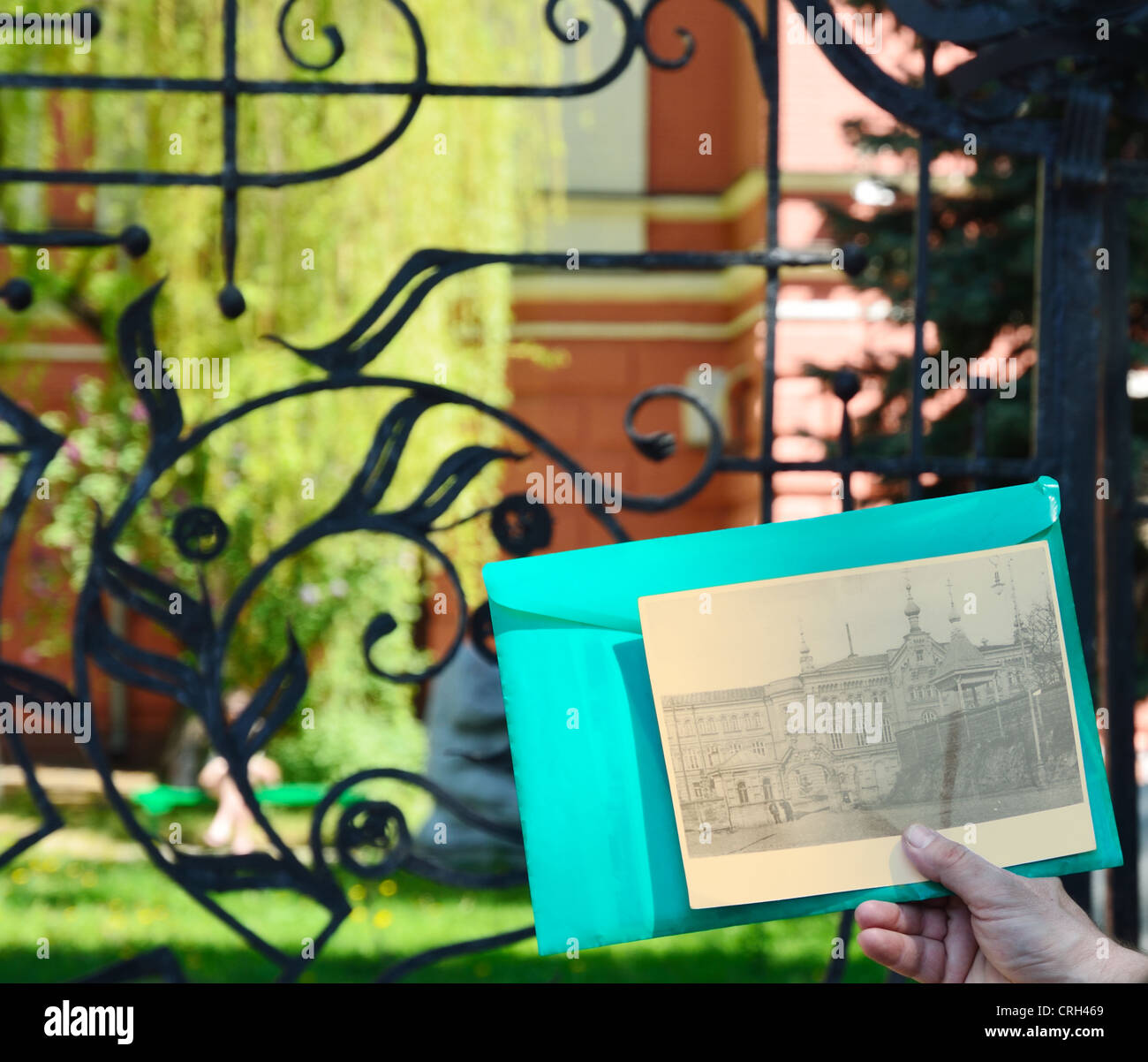 Ein altes Foto vor dem Hintergrund eines Bauwerks Stockfoto