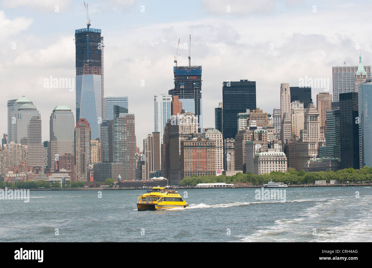 Skyline von Manhattan bietet eine Kulisse für einen New York Water Taxi Gene Flaton NY USA Stockfoto