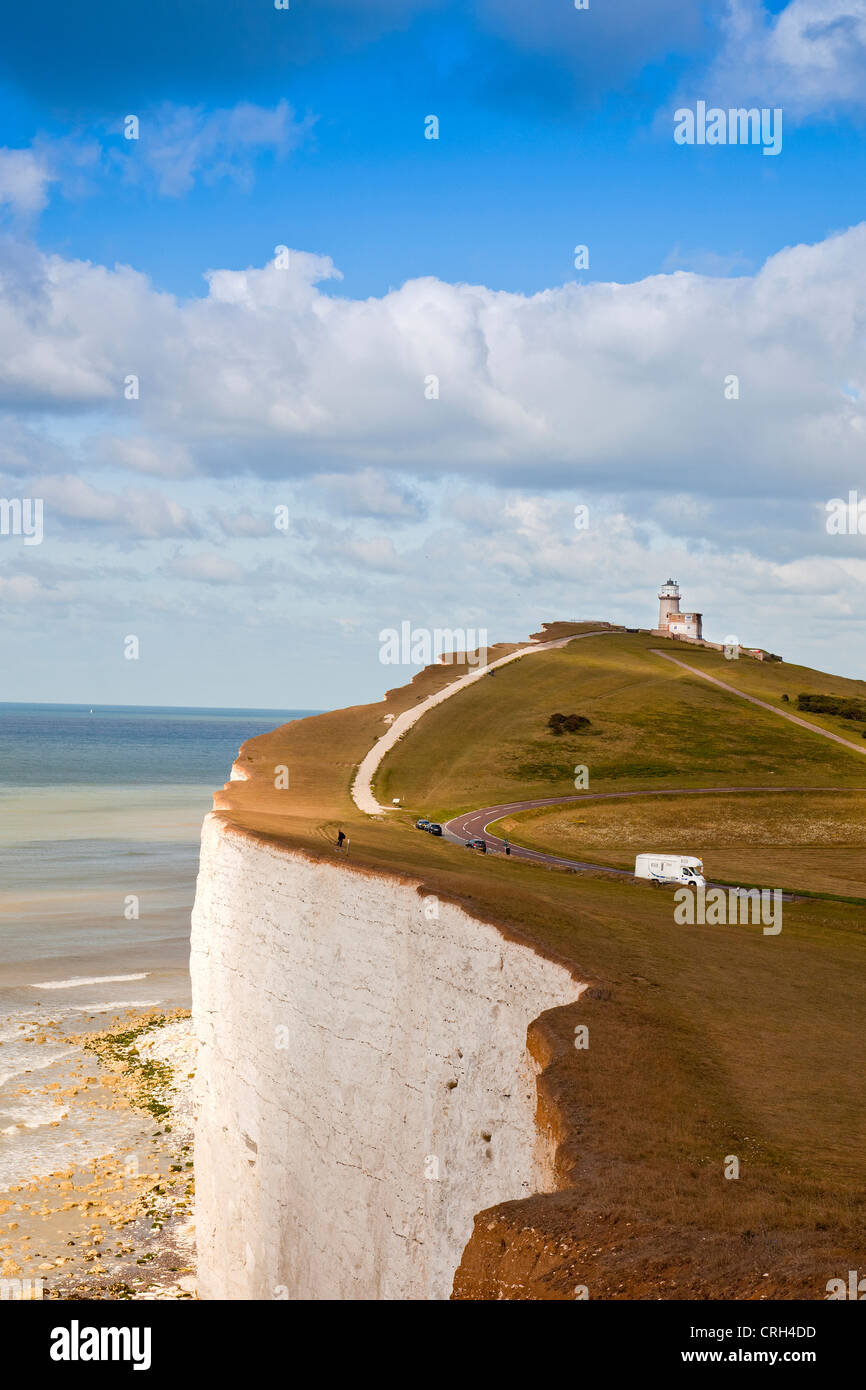 Ein Wohnmobil parken unterhalb der ursprünglichen Beachy Head Leuchtturm (1834) jetzt ein B & B bei Belle Tout, East Sussex, England UK Stockfoto