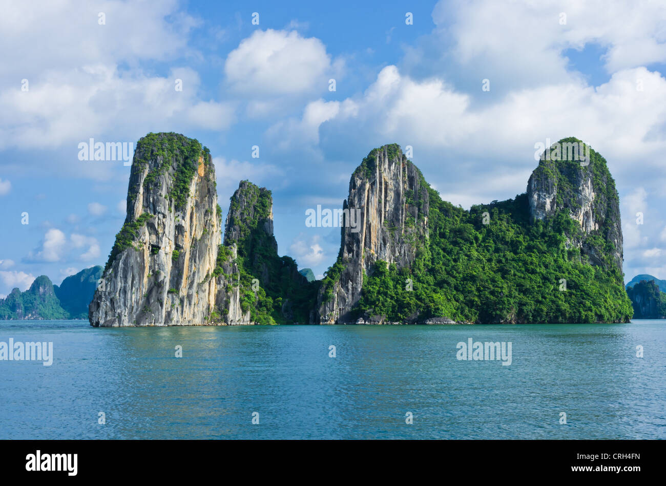 Berg-Inseln in der Halong Bay Stockfoto