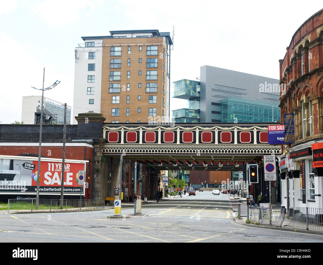 Eisenbahnviadukt mit Blick in die neue Bailey Street mit Civic Justizzentrum in Manchester UK Stockfoto