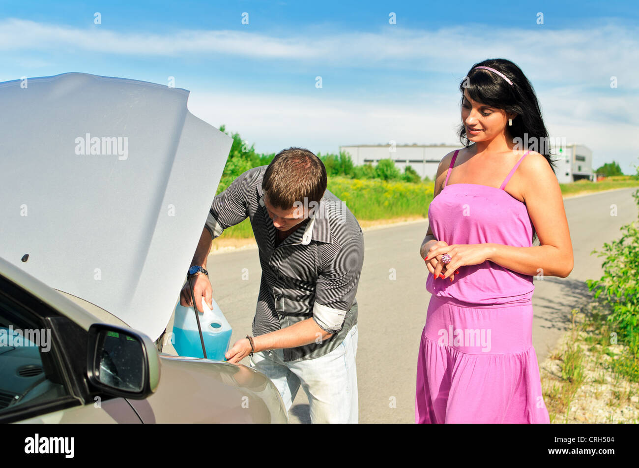 Man schüttet eine Flüssigkeit zum Gläser zum Auto waschen Stockfoto