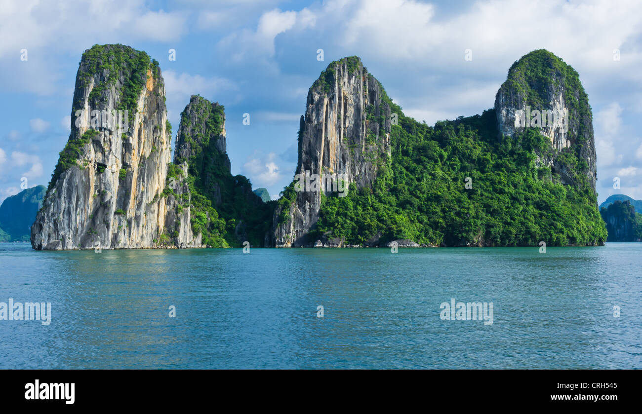 Inseln in der Halong Bay Stockfoto