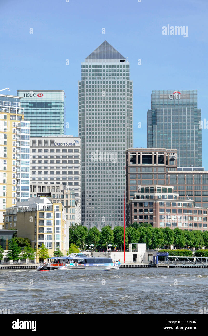 Blick über die Themse bei Flut in Richtung Skyline von London Docklands Canary Wharf & Clipper Bootssteg Stockfoto