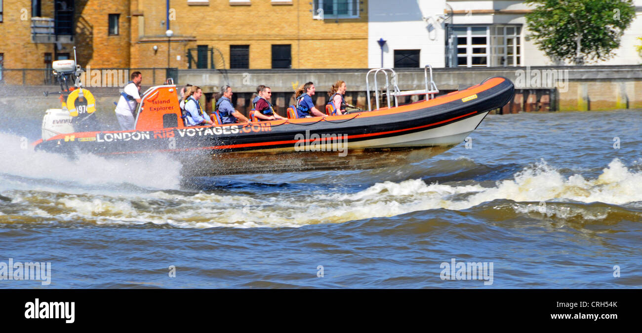 London RIB Voyages Fluss Themse Sightseeing Boot bewegen mit hoher Geschwindigkeit in der Nähe von Canary Wharf Stockfoto
