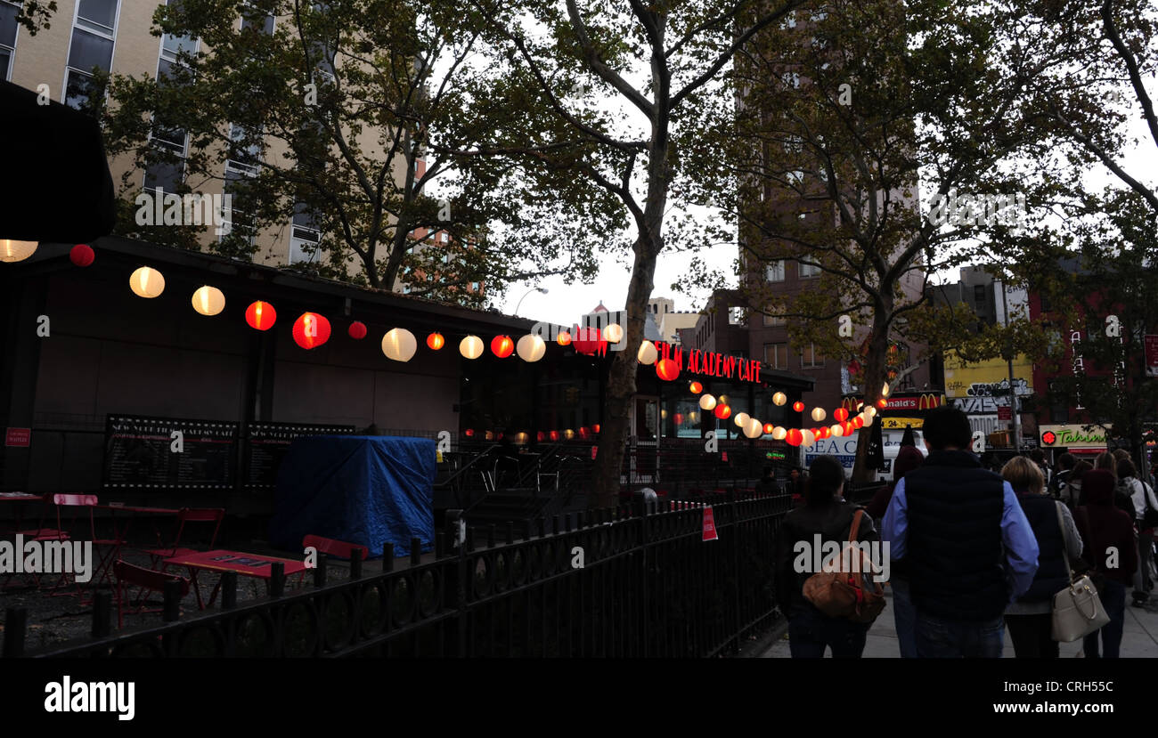 Herbstliche Bäume sehen Menschen zu Fuß vorne rot weiß beleuchtete elektrisches Licht New York Film Academy Cafe, Astor Place, New York Stockfoto