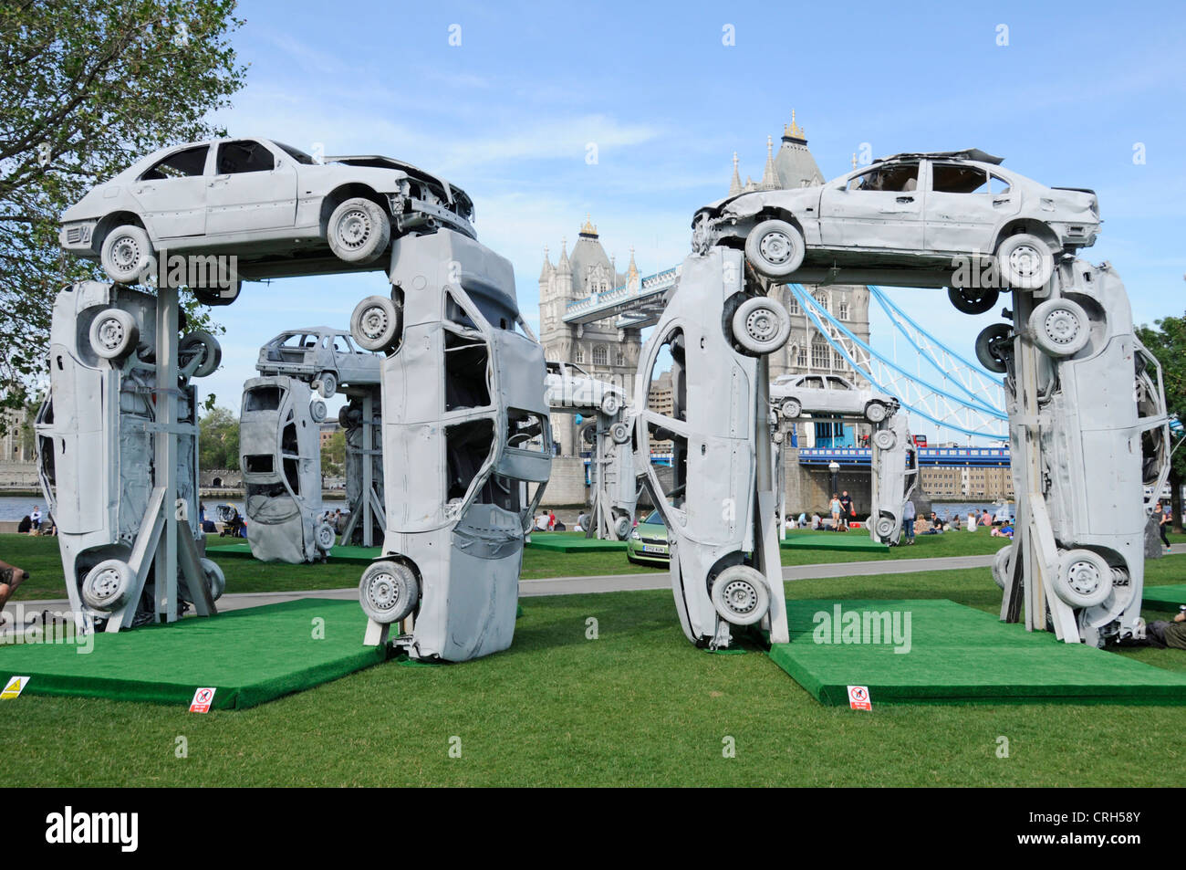 CitiHenge 2012 Replik-Skulptur von Stonehenge, Projekt von Skoda durchgeführt und mit 18 Altautos gebaut Southwark London England UK Stockfoto
