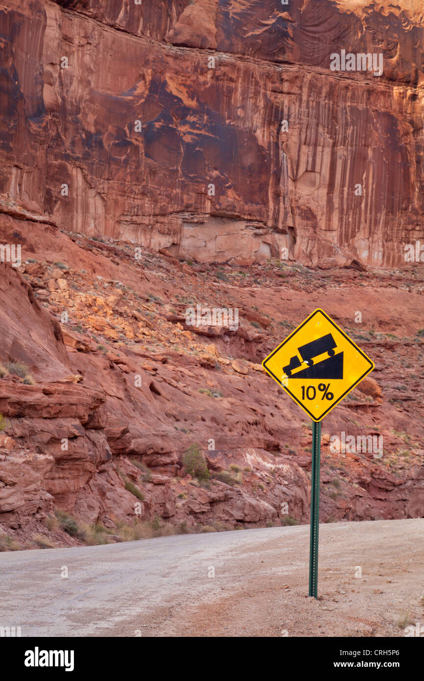 steile Straße mit Grad von 10 Prozent - eine Warnung Verkehrszeichen in Canyonlands in der Nähe von Moab, Utah Stockfoto