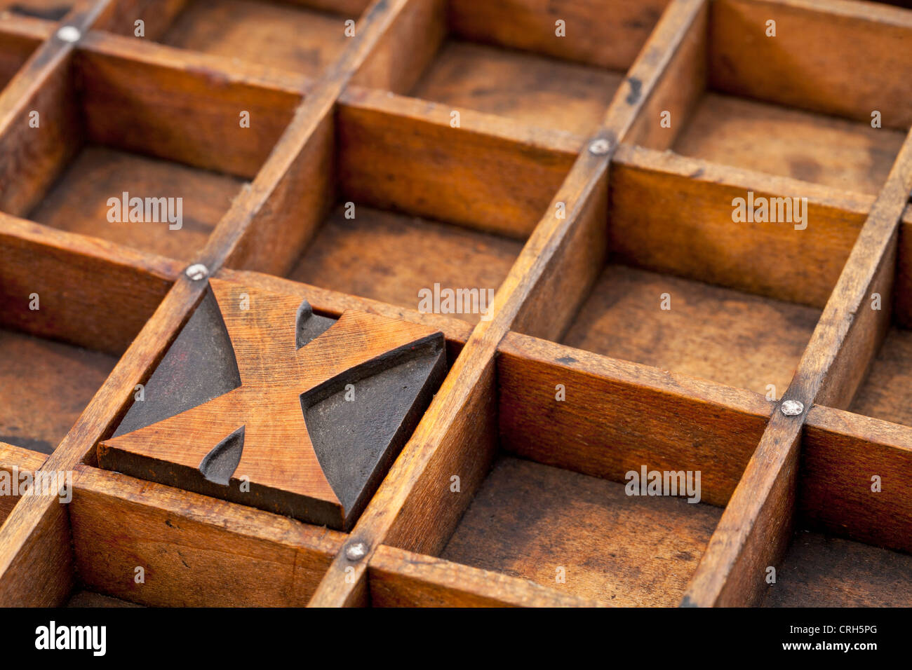 Buchstabe X abstrakt - Vintage Buchdruck drucken Block in Grunge Holz Schriftsetzer Box mit Teiler Stockfoto